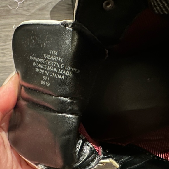 TOMMY HILFIGER SIZE 11, MINIMAL WEAR, EXCELLENT CONDITION - Picture 3 of 4